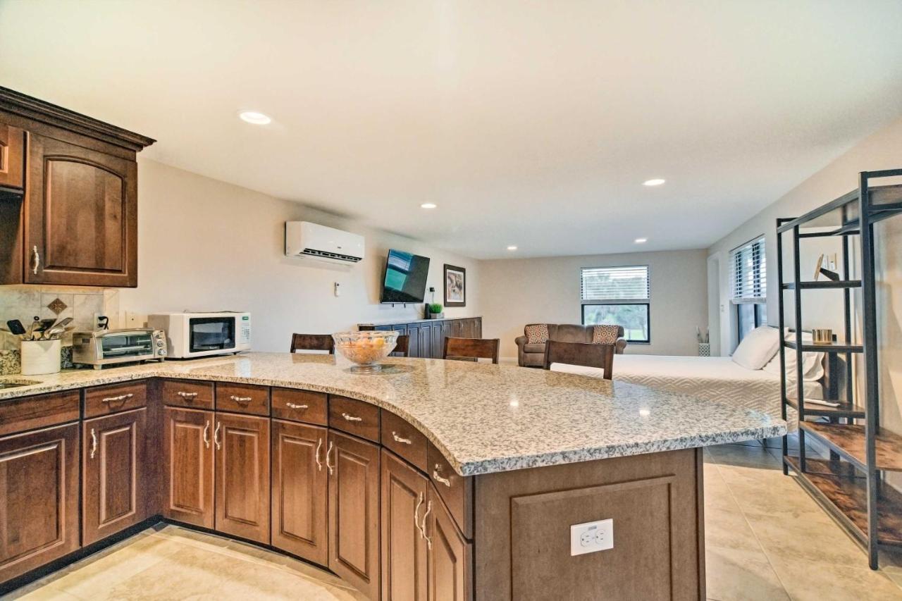 Sleek Largo Studio With Pond Less Than 7 Mi To Beach! Bagian luar foto