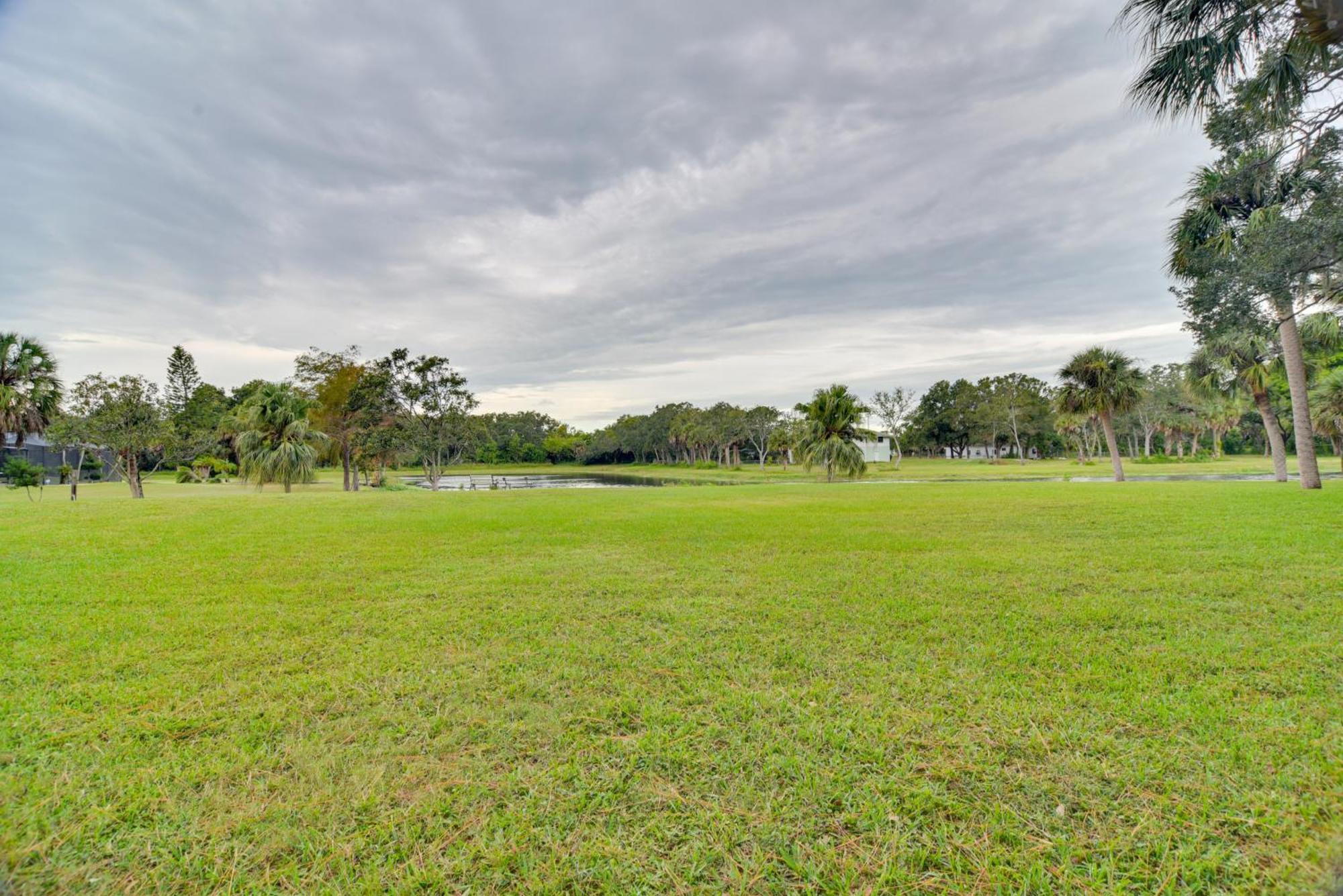 Sleek Largo Studio With Pond Less Than 7 Mi To Beach! Bagian luar foto