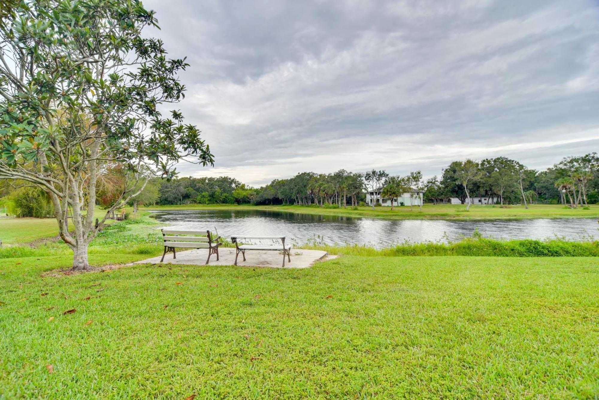 Sleek Largo Studio With Pond Less Than 7 Mi To Beach! Bagian luar foto