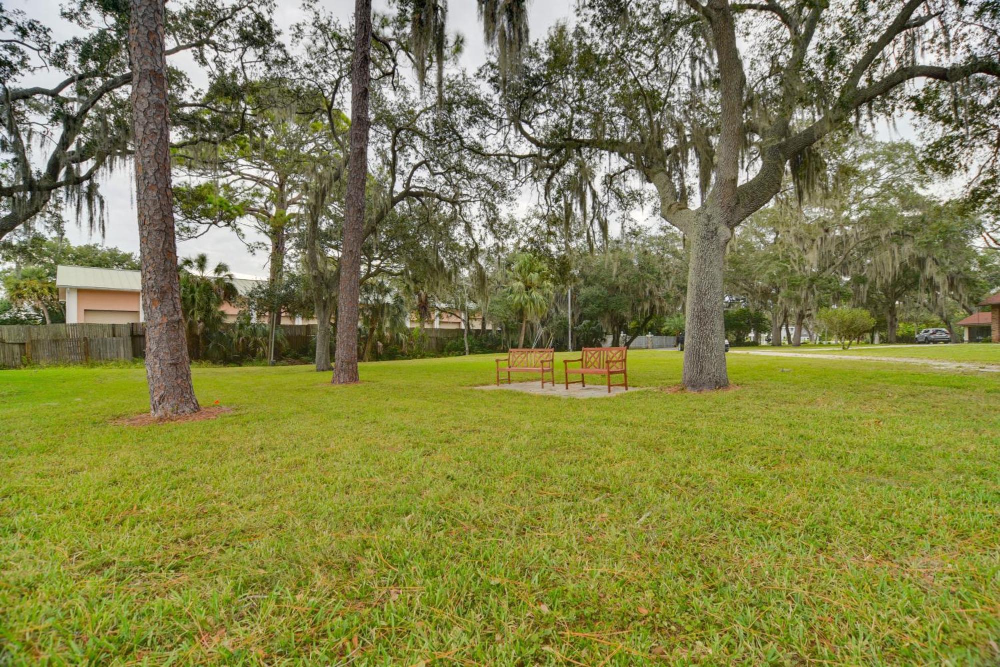 Sleek Largo Studio With Pond Less Than 7 Mi To Beach! Bagian luar foto